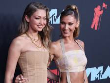 Zusjes Bella en Gigi Hadid gaan helemaal uit de kleren voor Versace