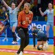 Handbalsters juichen en knuffelen wat af en dat is heel slim van ze