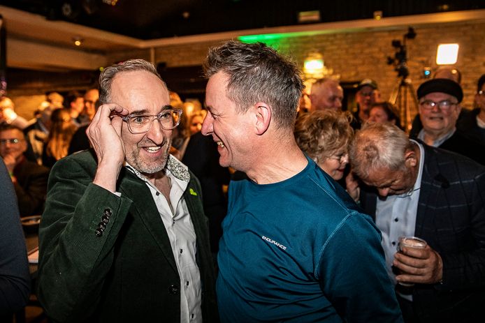 BBB-oprichters Henk Vermeer en Wim Groot Koerkamp vieren de verkiezingswinst bij Boode in Bathmen.
