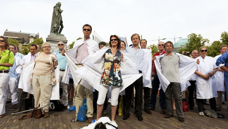 Medisch specialisten voeren in juli actie in Den Haag tegen de voorgenomen bezuinigingen. © anp Beeld 