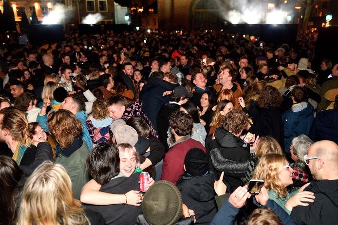 Amersfoorters vallen elkaar in de armen bij Countdown033: het evenement werd volgens de gemeente door ruim 2500 mensen bezocht.