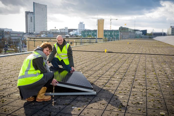 EINDHOVEN - Op het dak van het station Eindhoven zijn al eerder zonnepanelen geplaatst. Eindhoven wil de stad stap voor stap laten overschakelen van aardgas naar duurzame energie.