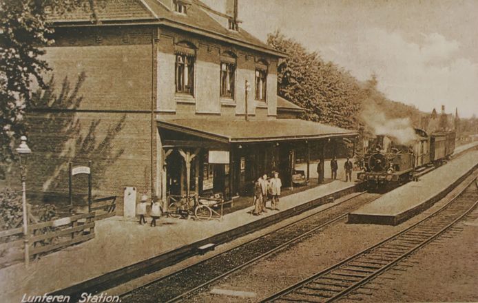 Het stationsgebouw in Lunteren in het begin van de twintigste eeuw.