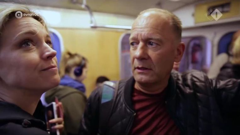 Loes Haverkort en Ron Boszhart in de metro in Moskou. Beeld Screenshot WIDM