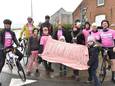 Supporters staan het Team Prinses Lara op te wachten na de beklimming van Tenbossestraat in Brakel.