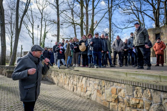 Repetitie Passiespelen in openluchttheater Hertme. regisseur Jos Brummelhuis geeft aanwijzingen.