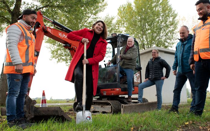 Najaar 2021: Kees de Raad in de graafmachine, terwijl wethouder Monica Wichgers de aanzet geeft tot de aanleg van glasvezel in het Culemborgse buitengebied.