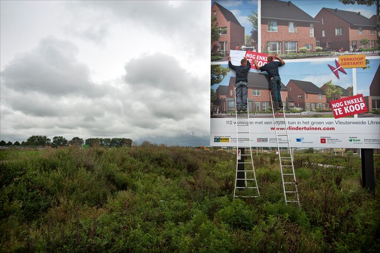 Advertentiebord voor nieuwbouwwoningen op een bouwterrein in De Meern.  Beeld Erik van ’t Woud