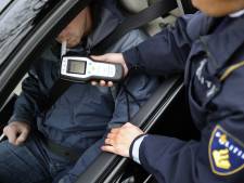 Drankrijder (30) zonder rijbewijs bedreigt agenten 