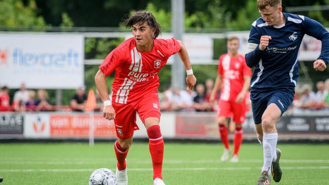 FC Twente-trainer Ron Jans legt uit waarom hij nu wel jeugdspelers meeneemt