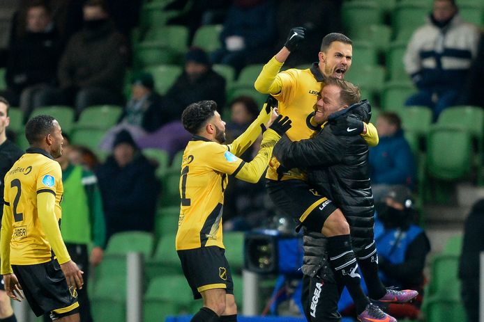 Mitchell te Vrede maakt de 1-1 en viert dat met keeperstrainer Jelle ten Rouwelaar.