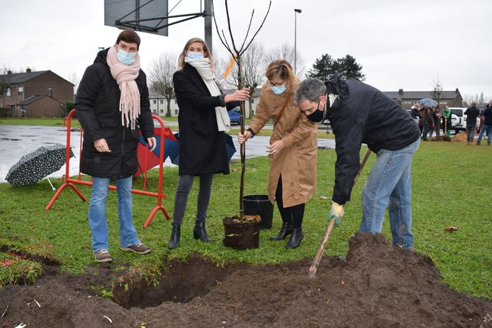 Het onderwijzend personeel stak maar wat graag de spade in de grond om hun eigen boom te planten.