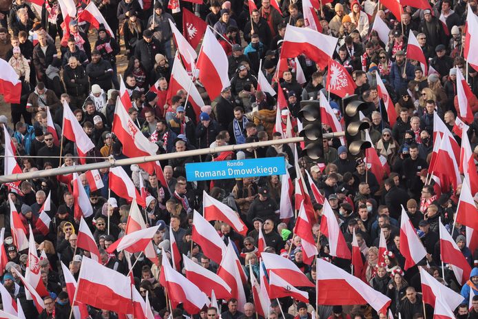 Tienduizenden extreemrechtse Polen liepen mee in een omstreden mars door de hoofdstad Warschau om de 103de verjaardag van de onafhankelijkheid te vieren.