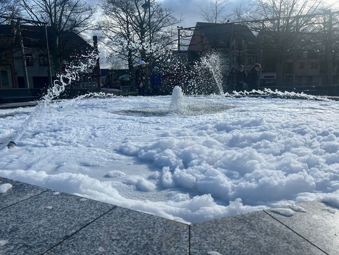 Vandalen deden de fontein in Gistel schuimen.