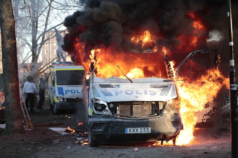Een politiebusje gaat in vlammen op in het Zweedse Örebro. Beeld ANP / EPA
