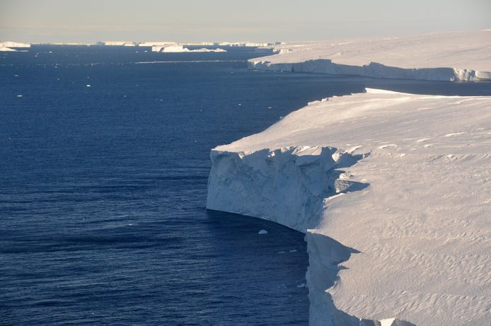 In de voorbije twintig jaar hebben wetenschappers met satellietbeelden kunnen volgen hoe de ijsplaat terugloopt naarmate de aarde opwarmt.