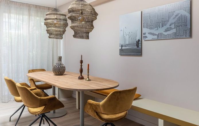 Aan de lange, blinde zijde van het rijtjeshuis is een bank gemaakt, waardoor de eettafel wat meer naar de zijkant kon verhuizen.