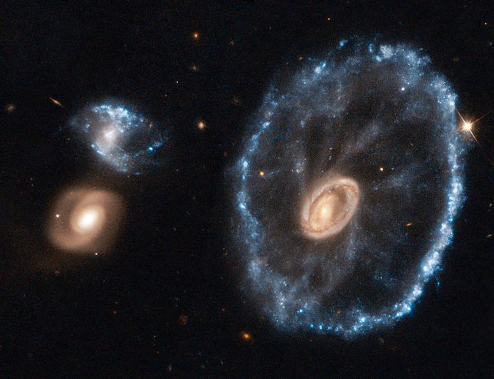 Een foto van het Karrenwielstelsel, gemaakt door de Hubble-ruimtetelescoop.