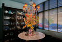 In het interieur is klassiek en modern gecombineerd. Het bloemstuk is gemaakt met zijdebloemen en door Remco zelf in elkaar gezet.
