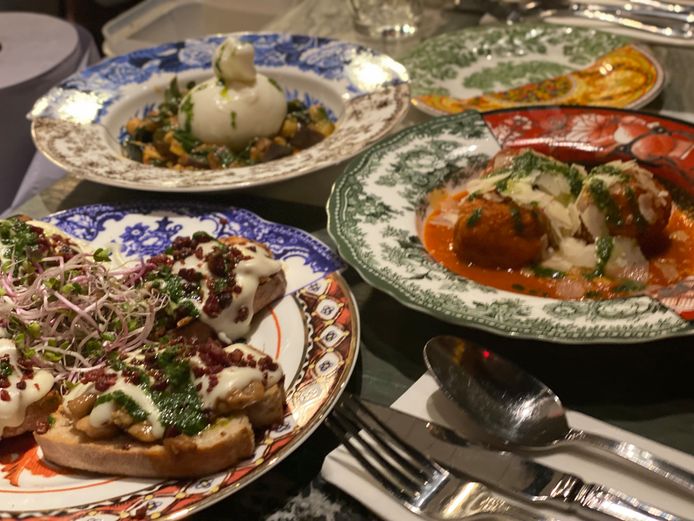 Bruschetta, burrata en gehaktballetjes om te starten.
