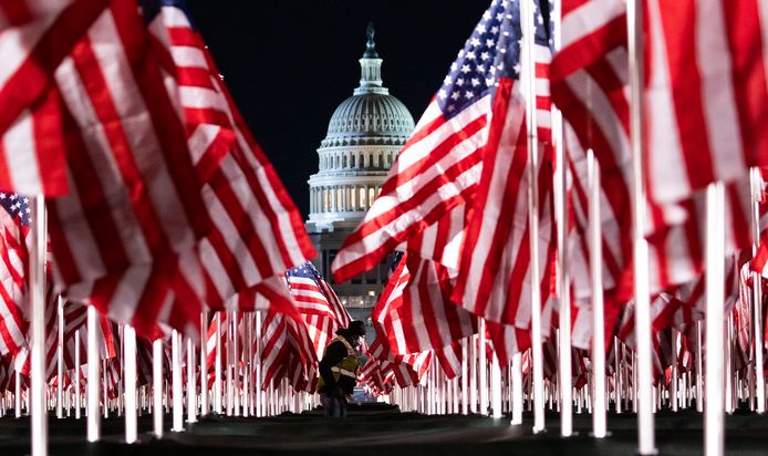 Het Capitool in Washington met 200.000 vlaggen die de afwezige burgers symboliseerden bij de eedaflegging van Joe Biden