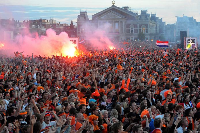 De halve finale van het WK 2010 in Zuid-Afrika tussen latere finalist Nederland en Uruguay startte op 6 juli 2010 om 20.30 uur Nederlandse tijd. Een massa fans volgde de wedstrijd op groot scherm in Amsterdam.  Volgens de bevraging zou het dan al donker moeten zijn ....