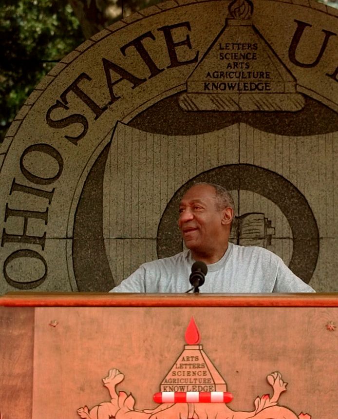 De universiteit van Ohio heeft het aan Bill Cosby toegekende eredoctoraat ingetrokken. De in opspraak geraakte komiek kreeg het eerbetoon in 2001 tijdens een lezing bij de opening van het studiejaar.