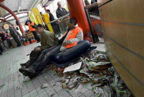Stakende schoonnmakers vorig jaar tussen het afval op Utrecht Centraal Station. ANP