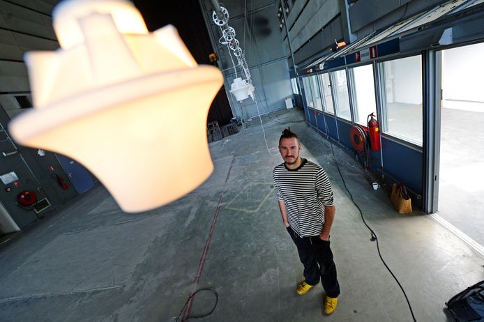 Aan stalen buizen hangen 64 ‘lampjes’ in de vorm van een geluidsspeaker. Daniel Maalman laat zijn geluidsobjecten straks het lied van de drukpershal zingen.