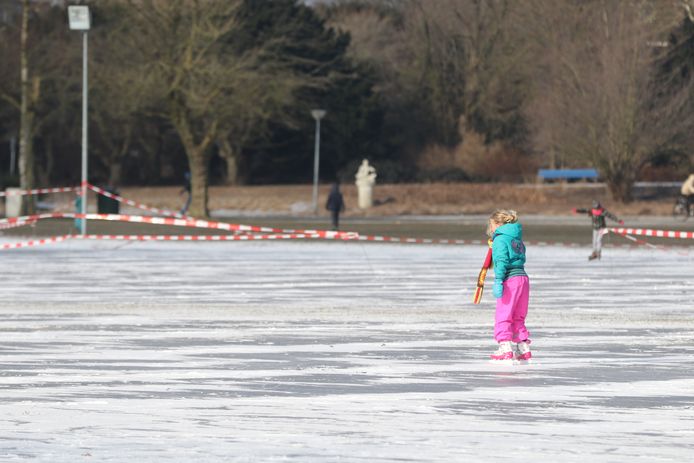 Een kindje waagt zich vandaag tóch op het ijs in het Zuiderpark, ondanks de vernielingen.