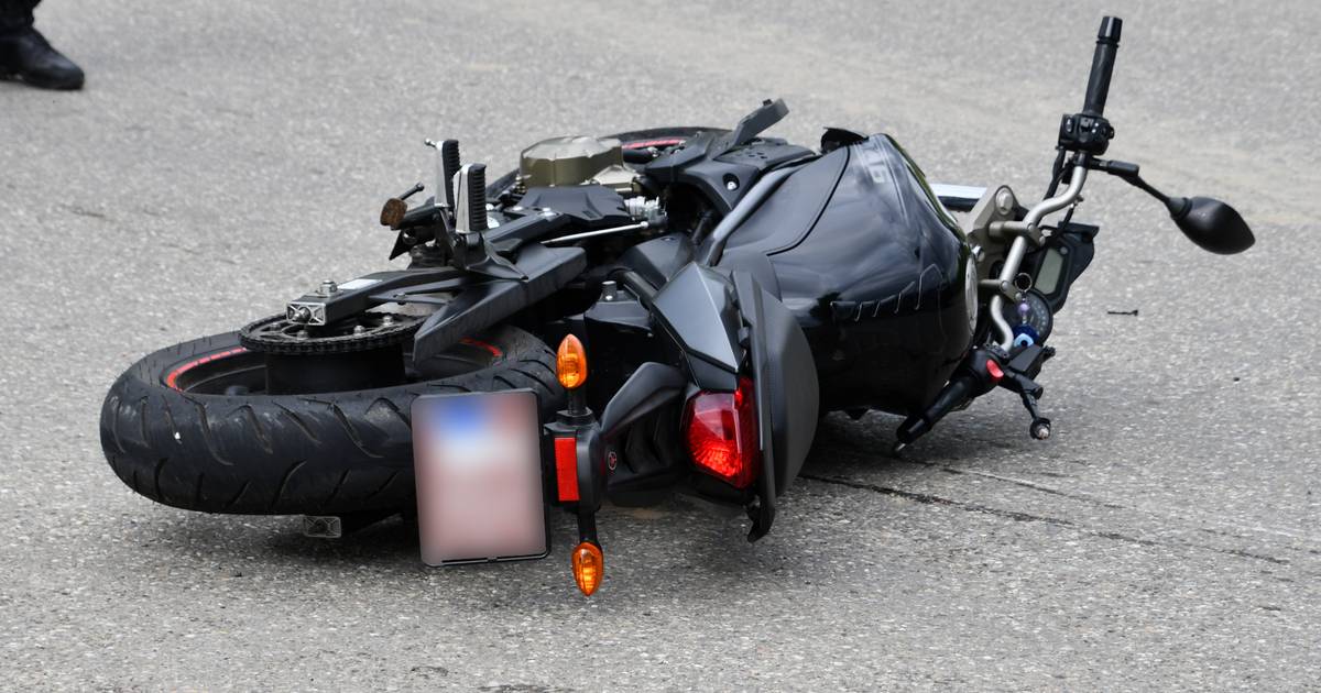 Motorrijdster raakt gewond aan been bij botsing in Hulst.