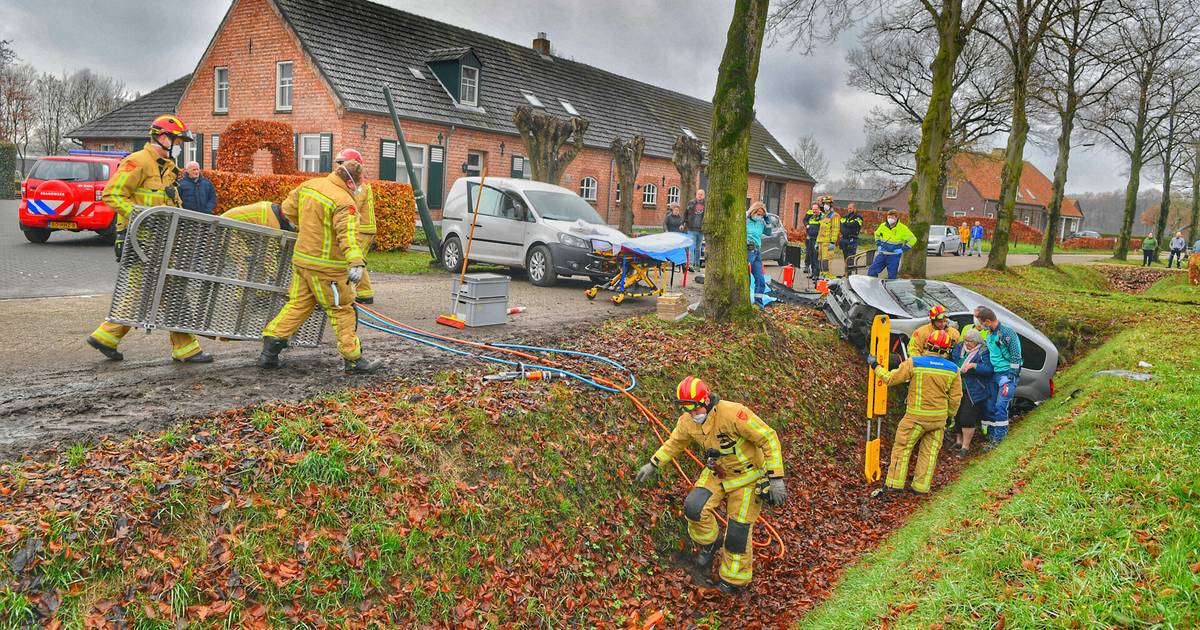 Auto belandt in sloot bij botsing in Hooge Mierde, twee gewonden