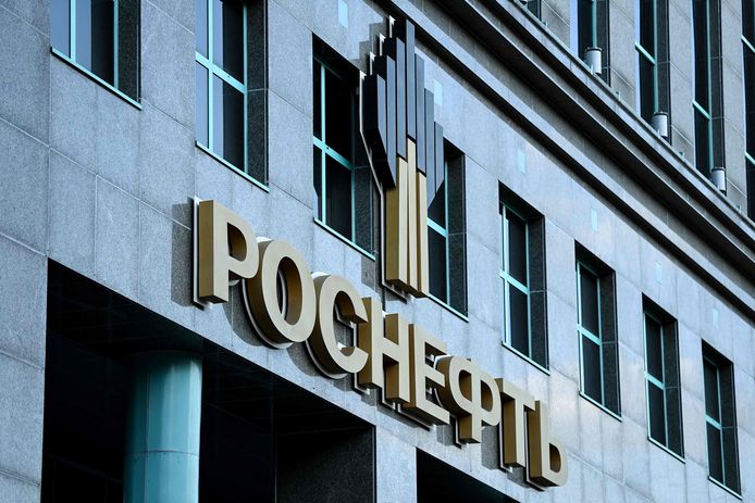 Het logo van het Russische olieconcern Rosneft op het hoofdkwartier van het bedrijf in Moskou.