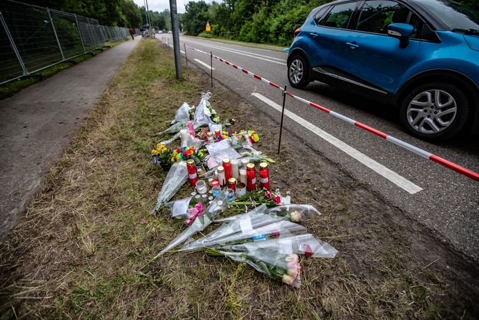 Bloemen en kaarsen in de berm van de Mensheggerweg waar de dodelijke aanrijding na Pinkpop plaats vond.