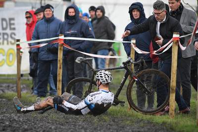 Van der Poel rijdt in de hekken