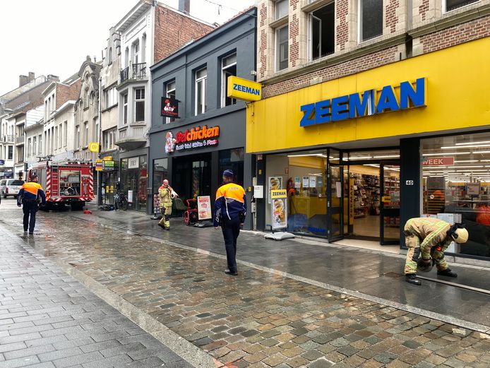 LIER - Door de interventie van de brandweer werd de Antwerpsestraat in het centrum van Lier afgesloten door een perimeter.  De rook- en waterschade na de brand in het fastfoodrestaurant is aanzienlijk.