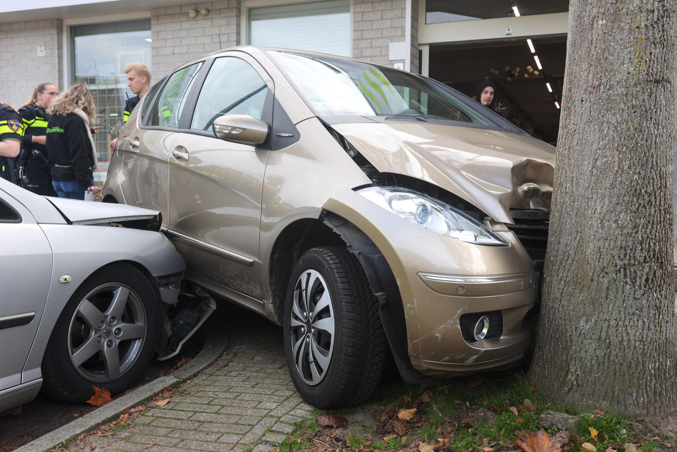 Automobilist blijft met voet achter gaspedaal hangen en voor