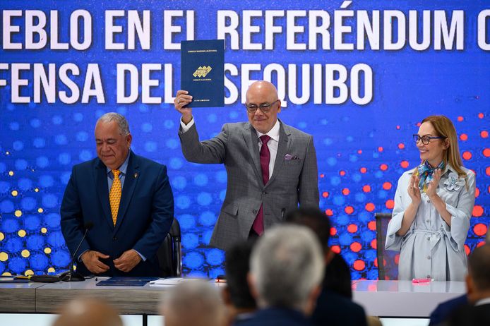 Voorzitter Jorge Rodríguez van de Venezolaanse Nationale Assemblee toont de uitslag van het referendum over de regio Essequibo in Guyana.