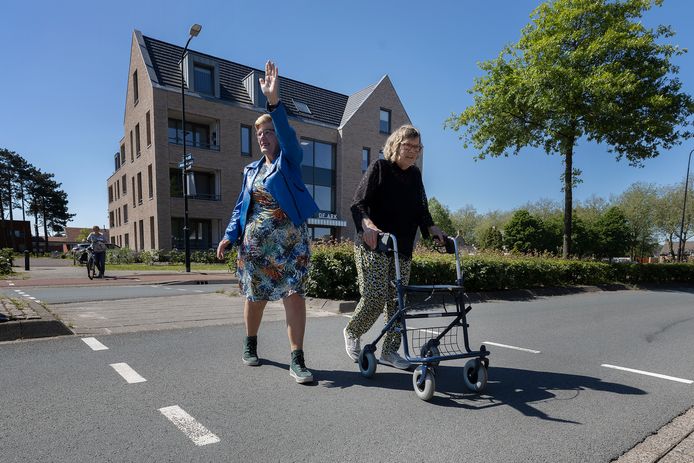 Mien Wouters helpt vanuit Wooncentrum De Ark hulpbehoevende mensen met oversteken van de Wilhelminalaan naar de Markt.