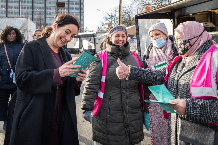 In december 2021 bezoekt Femke Halsema het team dat  op Plein ’40-’45 in Nieuw-West voorlichting geeft over coronavaccinatie. Beeld Dingena Mol