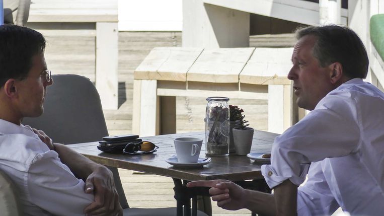 Rutte en Pechtold, bij strandtent De Happertjes in Scheveningen. foto anp Beeld ANP Handouts