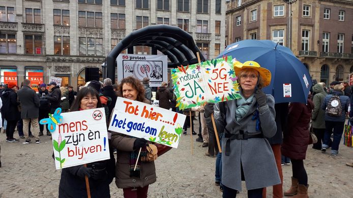 Eke Vriens (rechts) en andere demonstranten op de Dam.