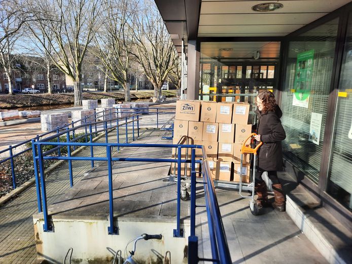 Evelyne Beek ruimt dozen weg uit de dierenvoedselbank in de voormalige rechtbank aan de Sluissingel in Breda.