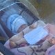 Baby in auto bij supermarkt: 'Bel moeder indien nodig'