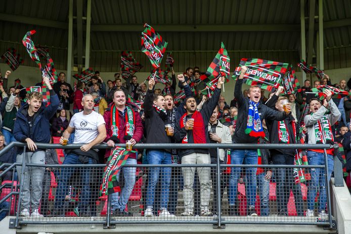 NEC-supporters tijdens de wedstrijd tegen Vitesse.