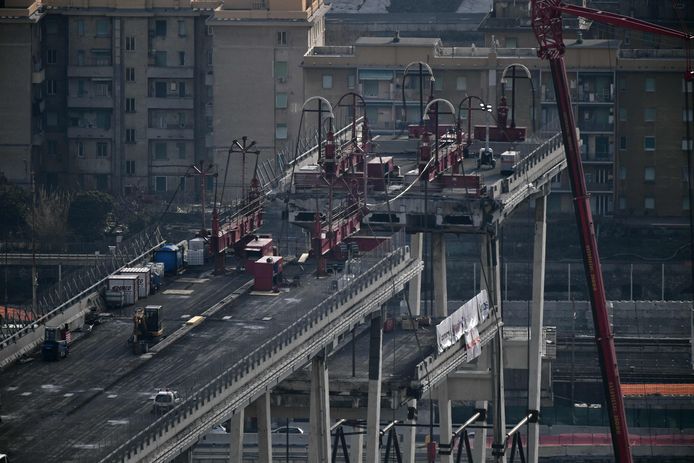 The first concrete piece (Bottom C) of the western section of the remains of the Morandi Bridge is being taken down on February 9, 2019 in Genoa, a day after the official start of demolition of the first meters of the bridge's western section. - Experts started the delicate task of taking apart Genoa's Morandi motorway bridge on February 8, almost six months after its partial collapse during a storm killed 43 people and injured dozens. (Photo by Marco BERTORELLO / AFP)
