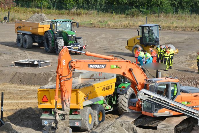 Een overzicht van de bouwplaats waar de hulpdiensten aan het werk zijn.