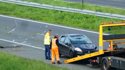 Auto op zijn kop op de A50 bij Herpen: rijstrook voorlopig dicht