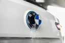 Vieze lens van de achteruitrijcamera? Uit het BMW-logo op de achterklep komt op commando een sproeier tevoorschijn.