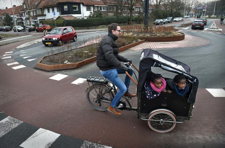 Op de fietsrotonde in Zwolle, de eerste in Nederland, hebben fietsers voorrang en moeten de auto's wachten. Beeld Marcel van den Bergh